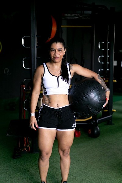 Eu sou ALINE QUEIROZ Personal Trainer há 15 anos e com minha experincia em EMAGRECIMENTO e SAÚDE DA MULHER vou te ajudar a recuperar AUTO ESTIMA e conquistar AUTO CONFIANÇA.